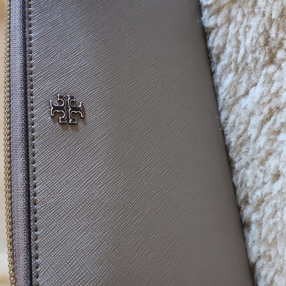 Beautiful Tory Burch Fleming Taupe Leather 3/4 Zippered Long Wallet 🩶🤎🎁 - Picture 14 of 15